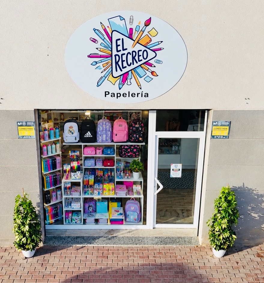 Fachada exterior de El Recreo Papelería en Almerimar — escaparate con material escolar