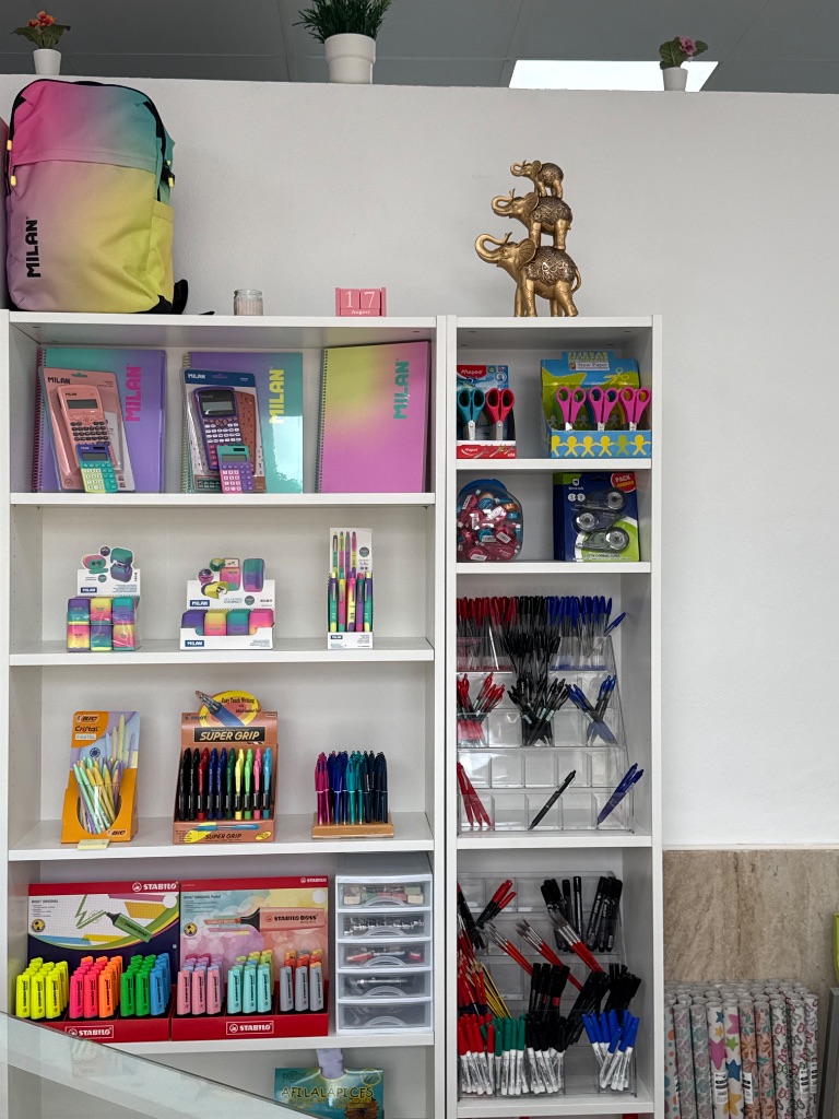 Estantería de papelería en El Recreo — Milan, BIC, Stabilo, Maped, mochilas
